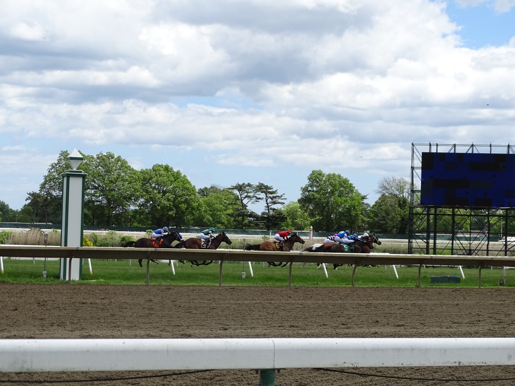 horses racing at Monmouth Park racetrack