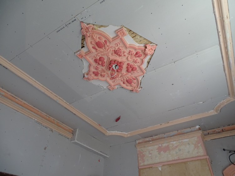ryer house ceiling drywall with preserved intricate molding 
